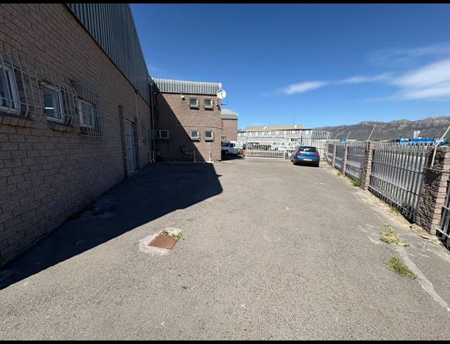 229M² WAREHOUSE TO LET IN BROADLANDS PARK